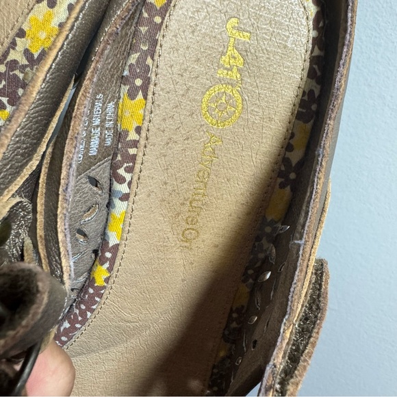 J-41 Jambu Gold Leather Wedge Mary Jane Shoes Floral Cutout Women’s 8 - Picture 3 of 6